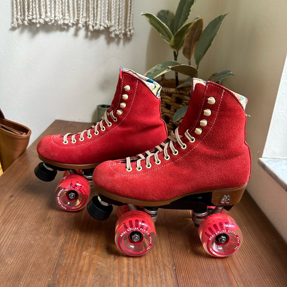 Moxi Lolly “Poppy” Red Suede Roller Skates - Picture 6 of 9
